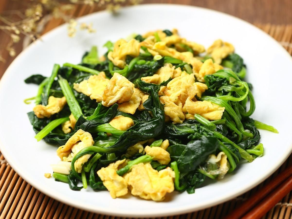 Scrambled Eggs with Spinach and Whole Grain Toast