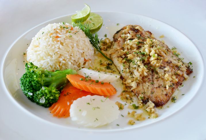 Fish in orange-ginger marinade with vegetables and rice