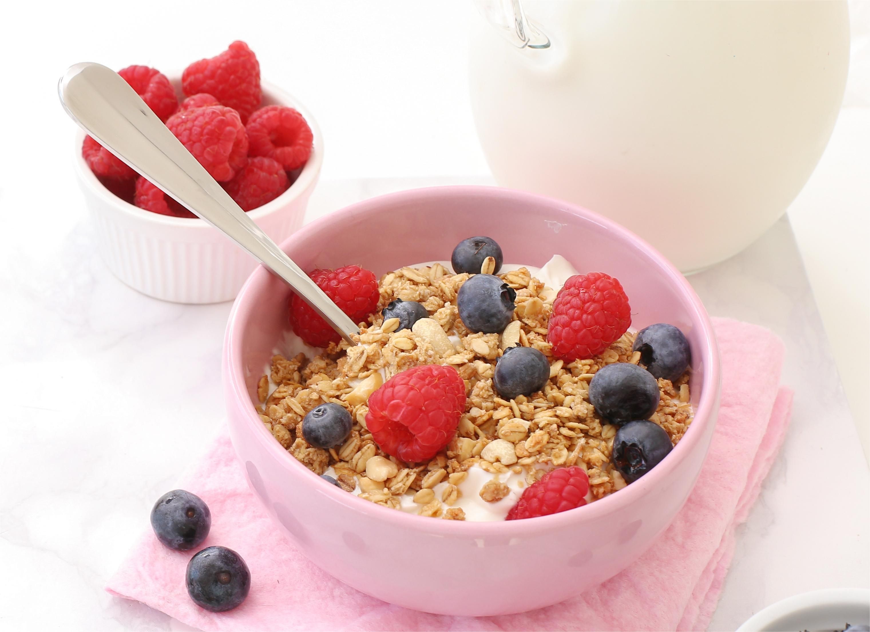 Oatmeal with Greek Yogurt and Berries